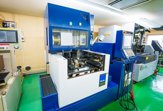 ワイヤー放電加工機