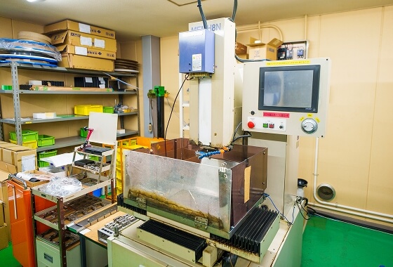 細穴放電加工機